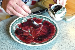 Medžiotojo ruošiamas elnienos užkandis kvepia spygliuočių mišku