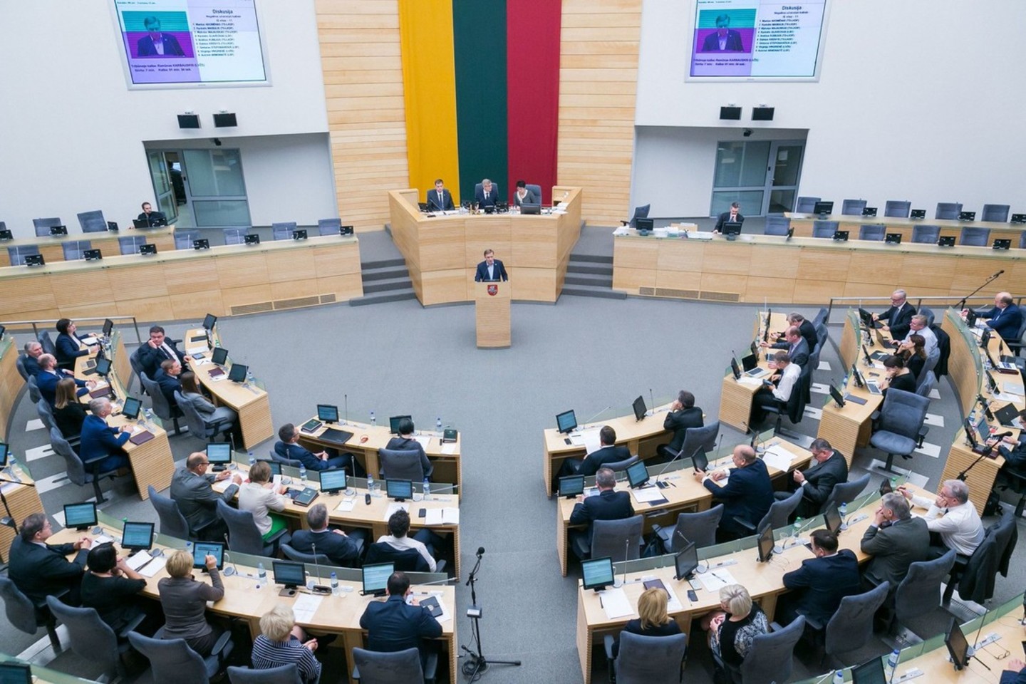 Pasitelkus ir kitų sričių specialistus yra vilčių, kad Seimo naujokai per ketverius metus spės baigti visą pradinės politinės mokyklos kursą.