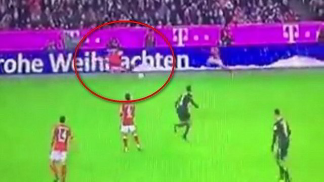 „Bayern“ žaidėjas rungtynėse susipainiojo: kamuolį perdavė Kalėdų seneliui
