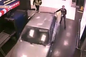 Rusas automobiliu įlėkė į oro uostą: pareigūnų reakcija atima žadą