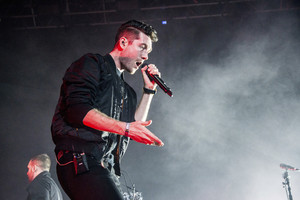 Išgirskite: į Lietuvą atvykstantys „Bastille“ gerbėjams įteikė kalėdinę dovaną