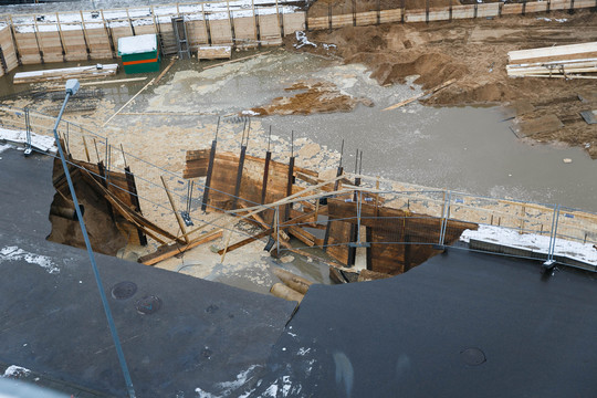 Dėl atsivėrusios įgriuvos Vilniuje paskelbta ekstremalioji padėtis