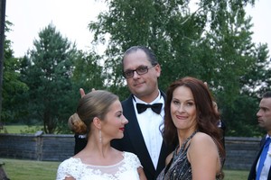 Filme tėvus suvaidinę aktoriai savo „dukrą“ pirmąsyk gyvai išvydo per vestuves