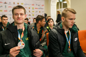 Lietuva vėl lenkėsi krepšiniui: jauniai parvežė sidabro medalius
