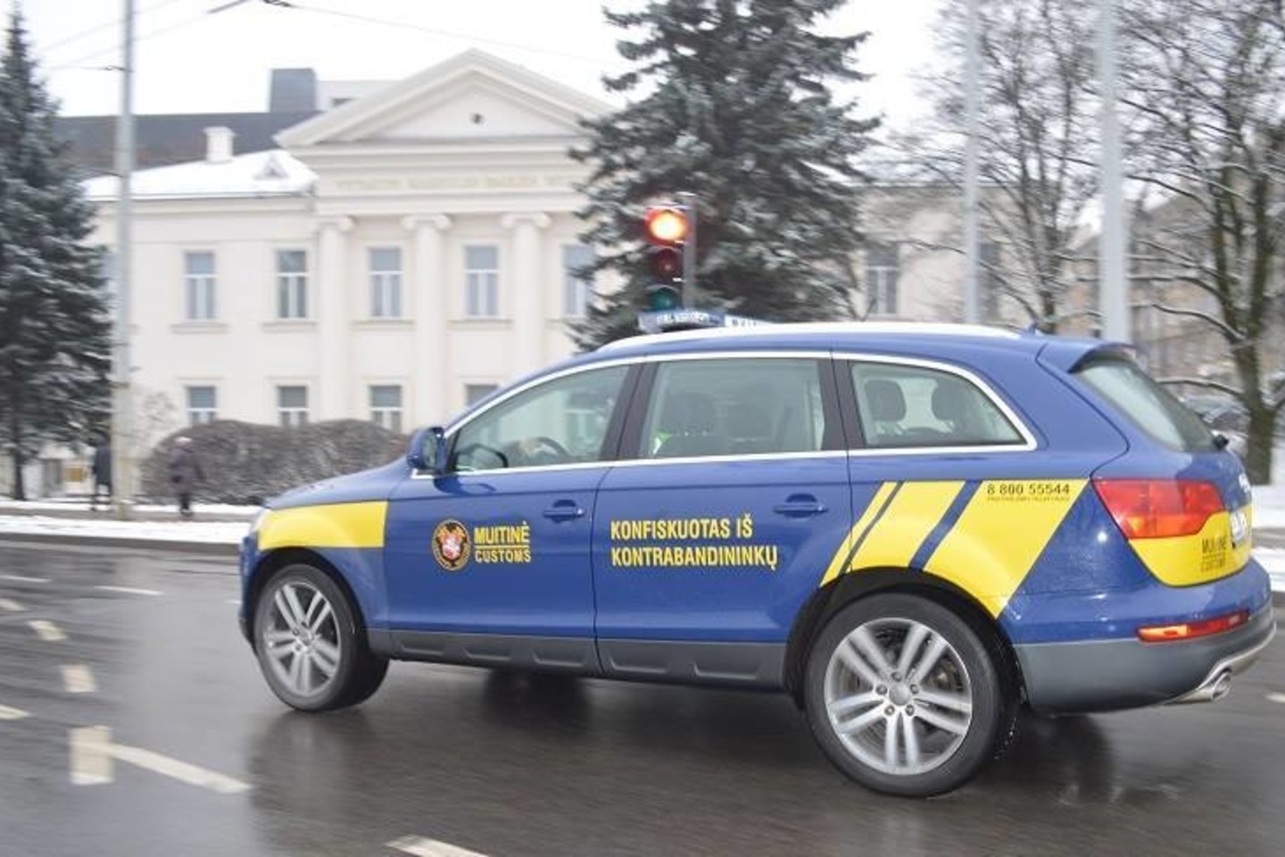 Muitininkai ima taikyti naują praktiką – iš kontrabandininkų konfiskuotos ir tarnybai tinkamos mašinos perdaromos į Muitinės mobiliosios grupės automobilius, kuriais važinės Lietuvos keliuose patruliuojantys pareigūnai.