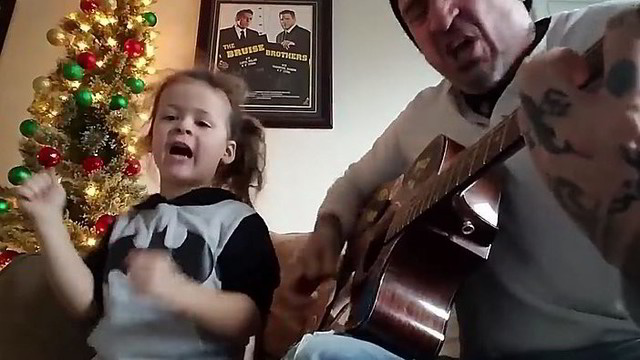 Tai bent šventė: tėvas su dukra visiškai pakeitė žinomą kalėdinę dainą