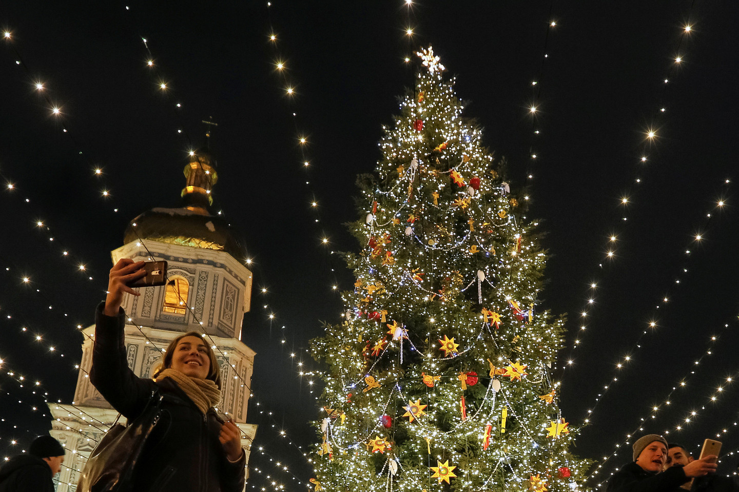 Dabar Kalėdų eglutės tapo neatsiejama šventės dalimi.<br>AFP/“Scanpix“ nuotr.