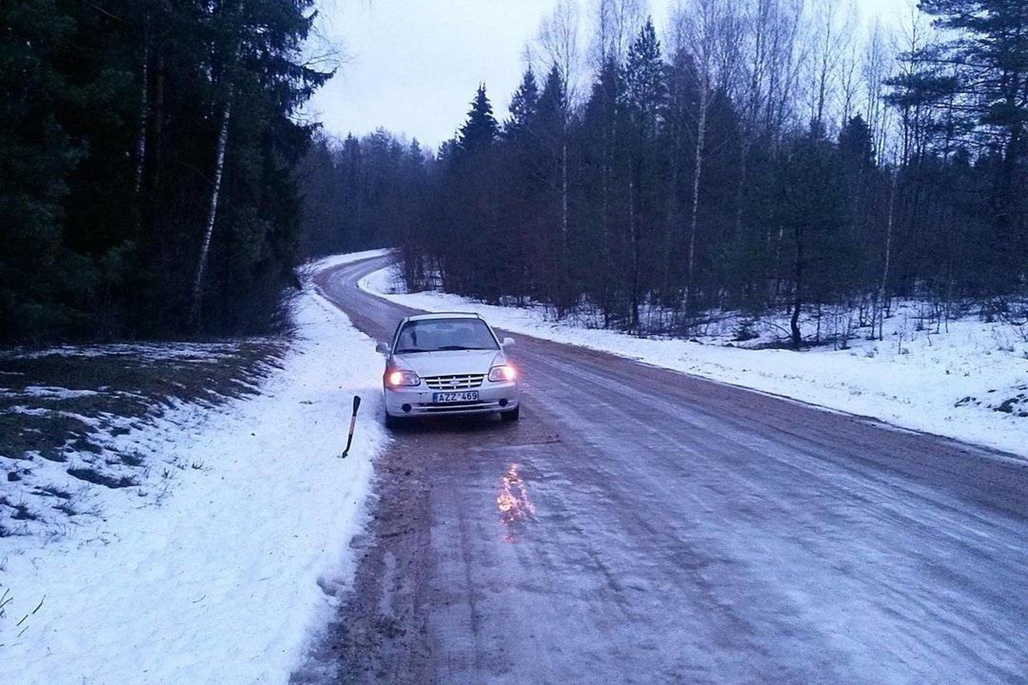 Kelininkai perspėja vairuotojus ir nurodo, kur reikia pasisaugoti.
