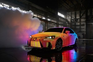 Ryškiau nei Kalėdų eglė šviečiantis „Lexus“ sprendžia laukiamas problemas