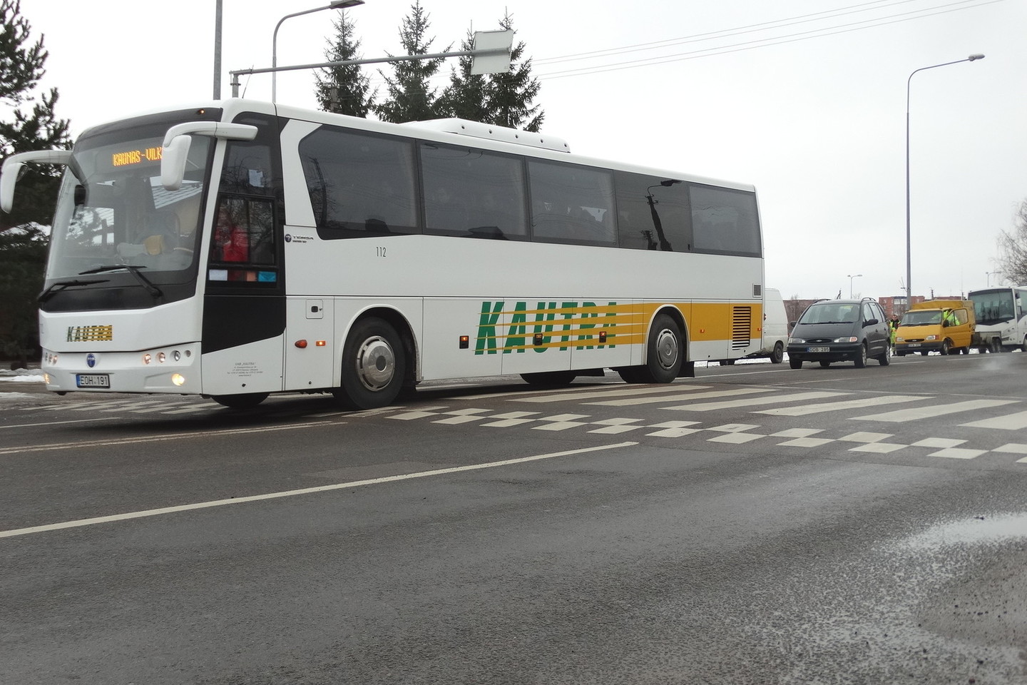Garliavoje norint saugiai įveikti kalnelį autobusų ir sunkvežimių vairuotojams tenka smarkiai mažinti greitį.