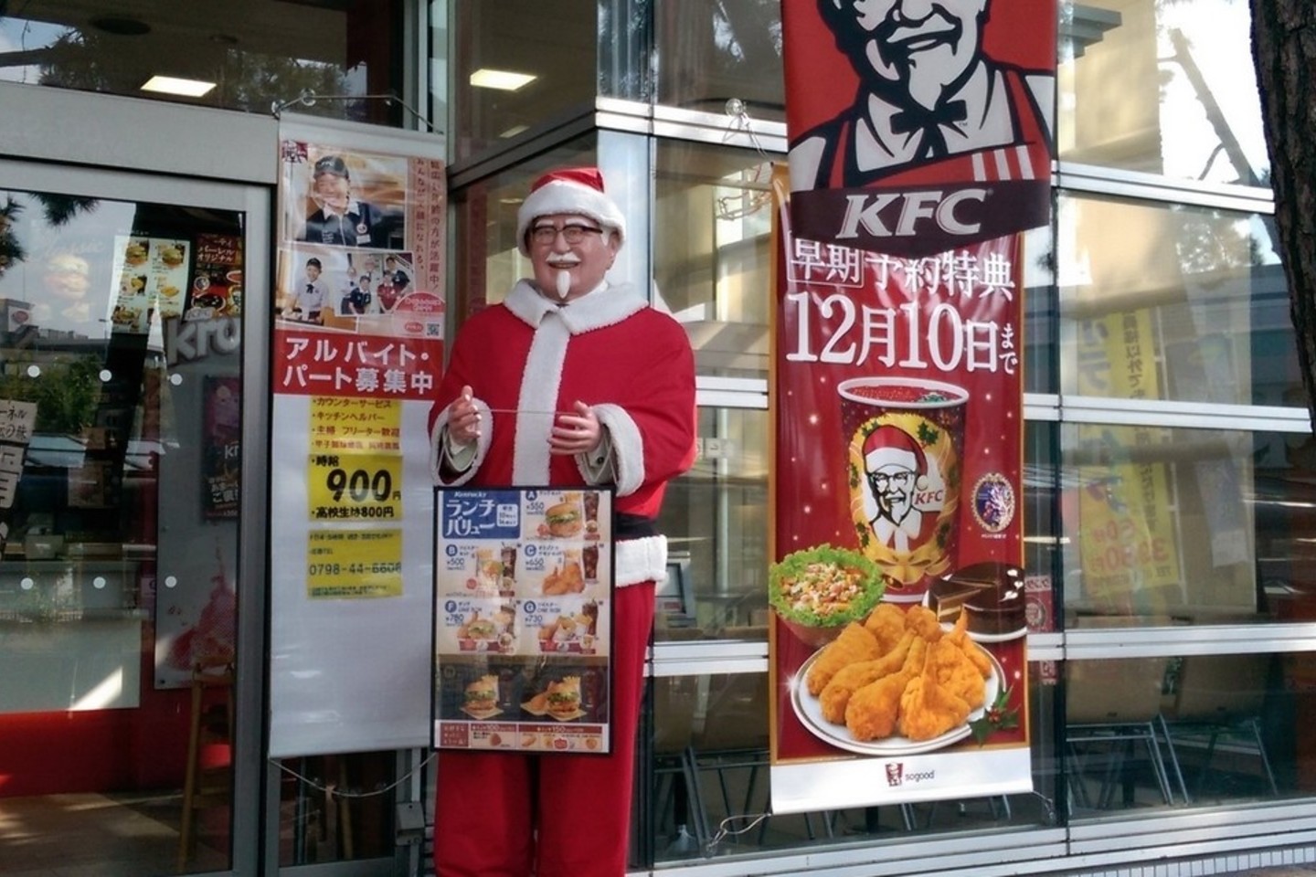 Japonijoje per Kalėdas yra valgoma KFC kepta vištiena.<br>„Twitter“ nuotr.