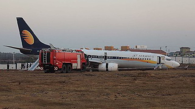 Indijoje lėktuvui nuslydus nuo kilimo tako buvo sužeista 15 žmonių