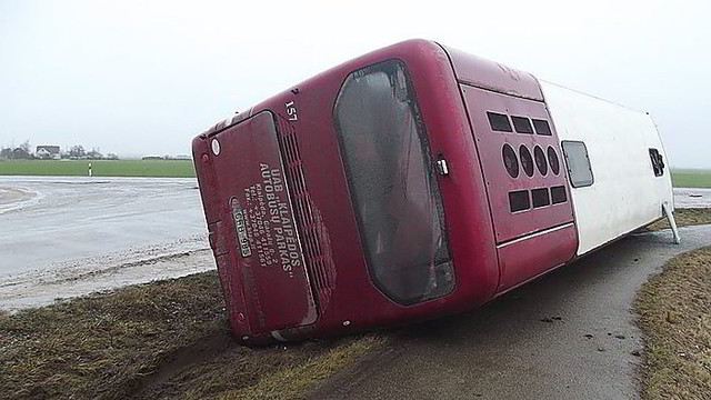 Radviliškio rajone stiprus vėjas nuo kelio nupūtė autobusą su keleiviais
