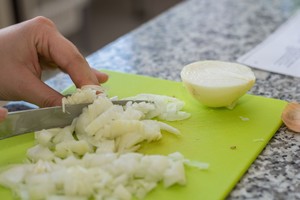 Supjaustė svogūną ir uždėjo ant krūtinės. Žiemą tai išgelbėtų daugelį