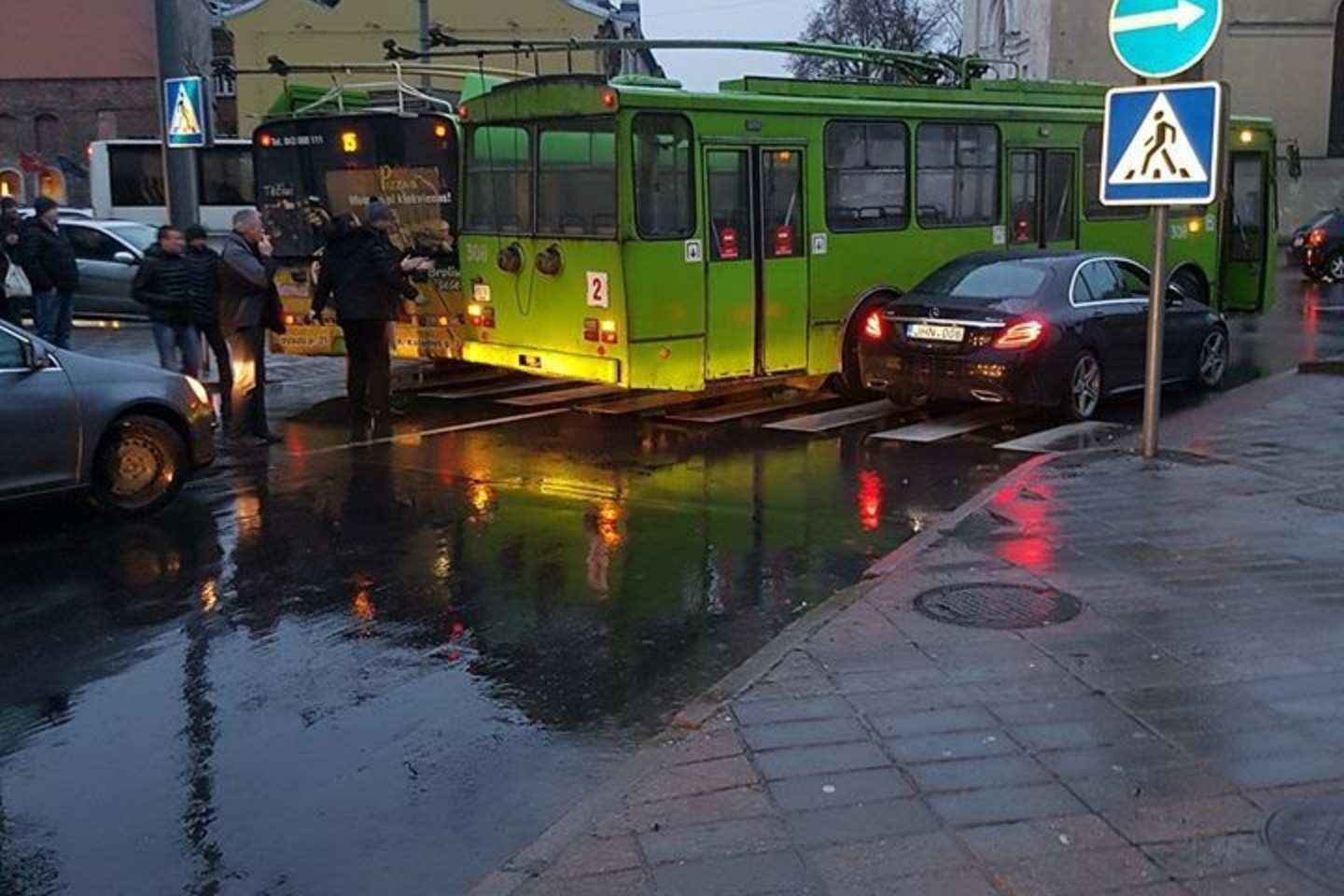 Kaune antradienio popietę padaugėjo avarijų. Senamiestyje susidūrė du troleibusai.<br>„Facebook“ („Kur stovi policija Kaune“) nuotr.