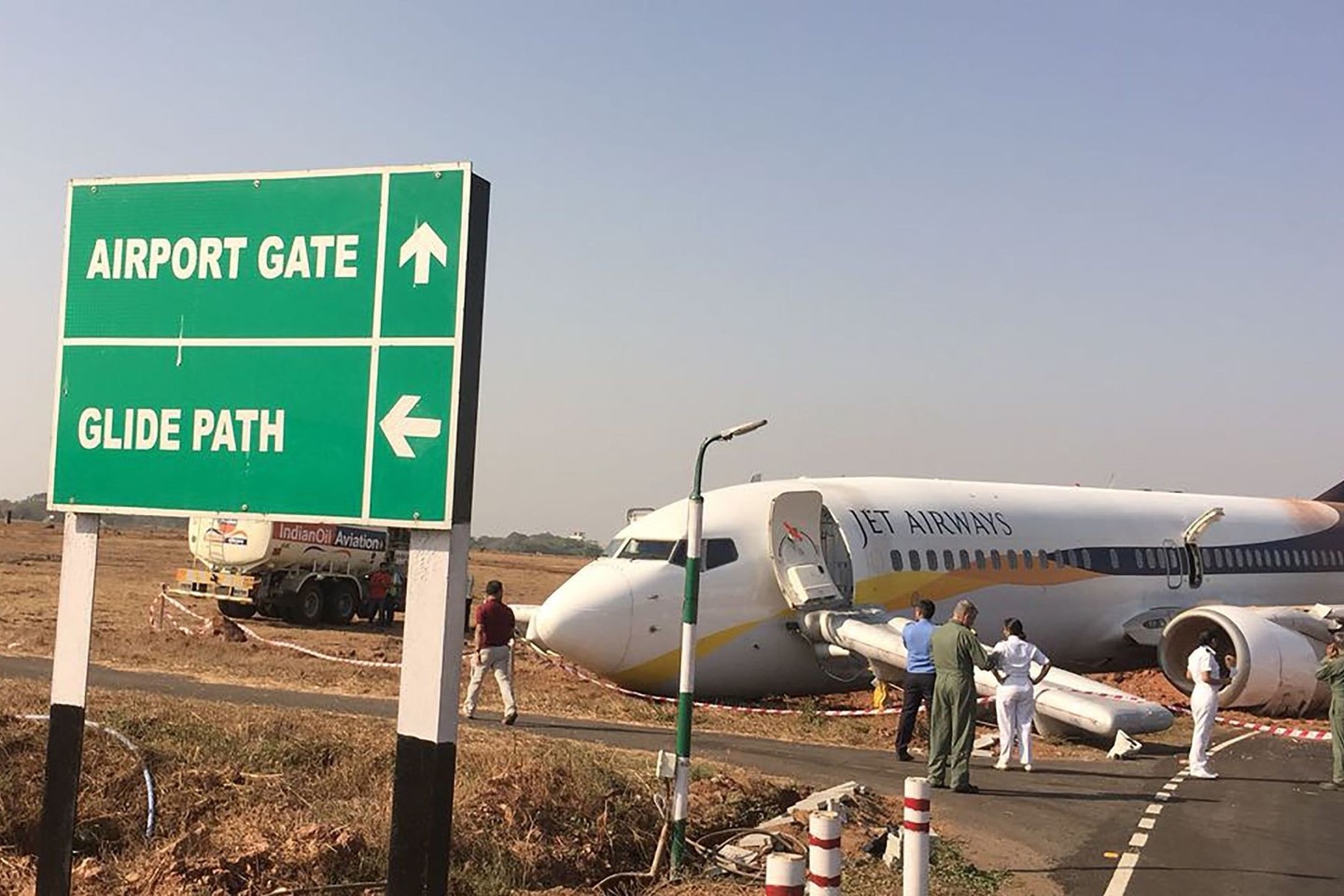 „Jet Airways“ nurodė, kad lėktuvas, turėjęs skristi į vakaruose esantį Mumbajaus miestą, nuslydo nuo kilimo tako ruošdamasis kilti.