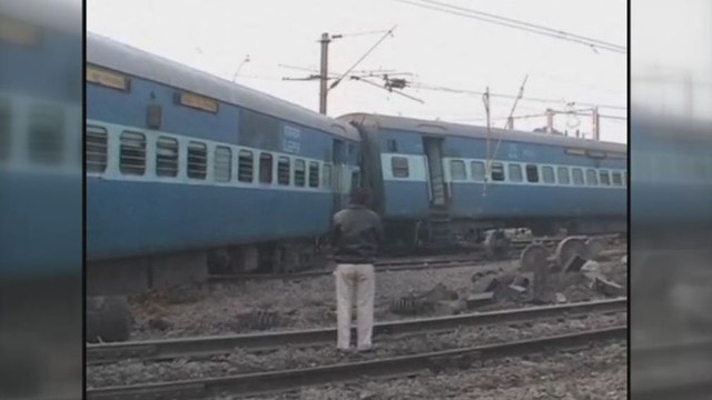 Indijoje traukiniui nulėkus nuo bėgių žuvo du žmonės