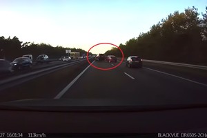 Neįtikėtina „Tesla“ sistema: avariją pastebėjo dar prieš jai įvykstant