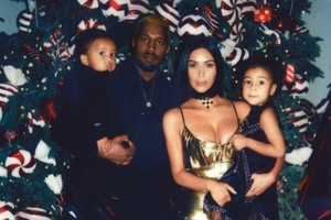 Pagaliau viešumoje – gerai nusiteikęs Kanye Westas su Kim Kardashian