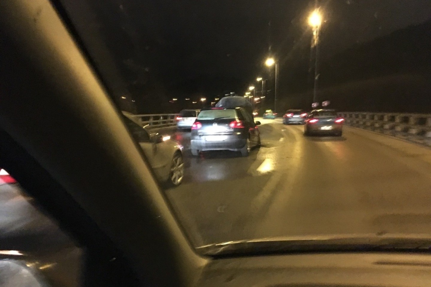 Ukmergės gatvėje susidarė spūstys.