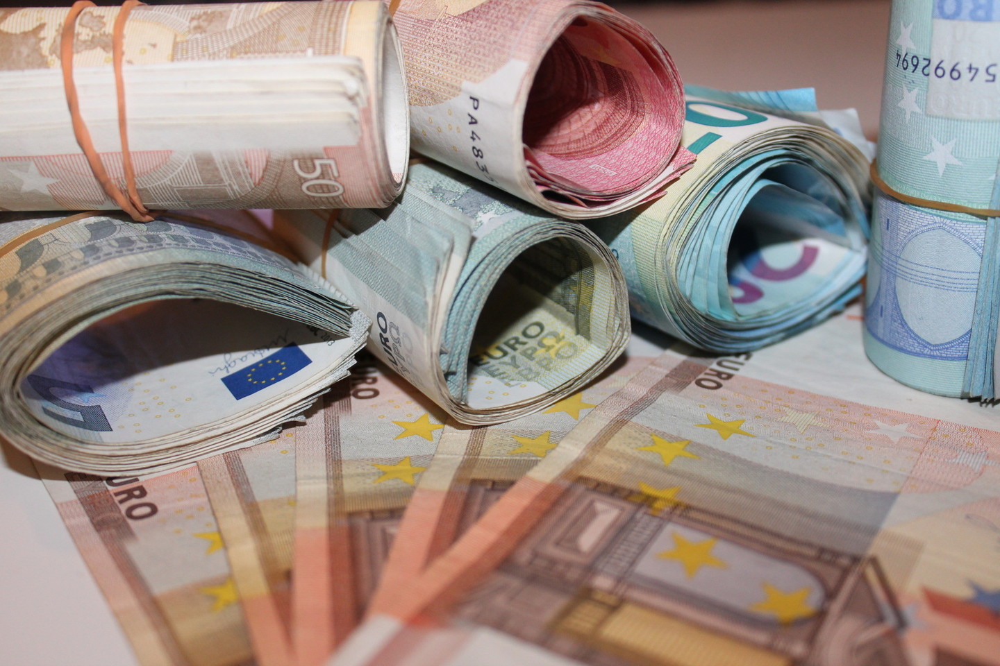 Baigtas ikiteisminis tyrimas dėl bandymo papirkti Konkurencijos tarybos darbuotoją.
