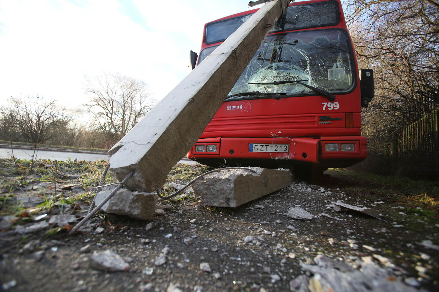Kaune slidaus kelio pasekmės – skaudžios: Pamario gatvėje autobusas rėžėsi į stulpą, Romainiuose apvirto „VW Golf“.