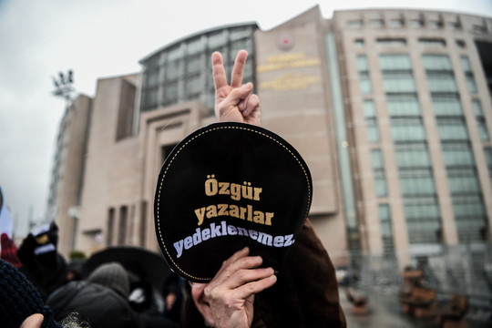 Turkijoje teismas nurodė paleisti rašytoją Asli Erdogan iš areštinės