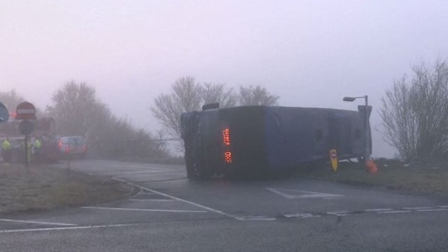 Anglijoje rūkas ir vėjas sukėlė aibę problemų – virto autobusai