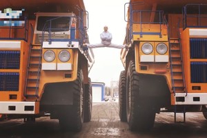 Jeano Claude'o van Damme'o triuką pakartojo su 160 tonų savivarčiais