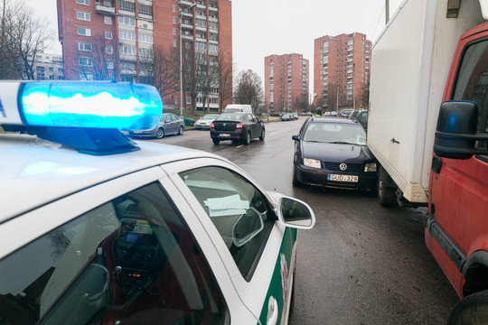 Vilniuje automobilis palindo po sunkvežimiu, reikėjo medikų