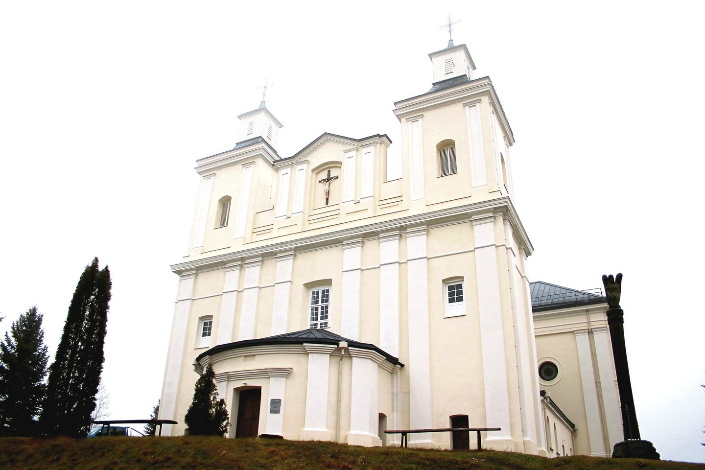 Dosnaus verslininko dėka Rudaminos bažnyčia nušvito naujomis spalvomis.<br>N.Rasiulienės nuotr.