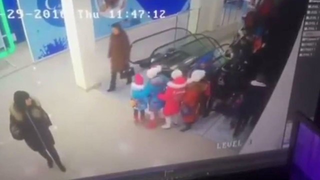 Rusijoje eskalatorius vos nepražudė būrio vaikų