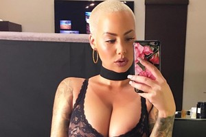Seksualioji Amber Rose nepaliko vietos fantazijai: įsiamžino praskėtusi kojas