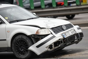 Po sūnaus smūgio į medį moteris nepatikėjo, kiek jai tai kainuos