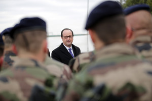 Francois Hollande'as išgyrė teroristus pažabojančius Prancūzijos karius