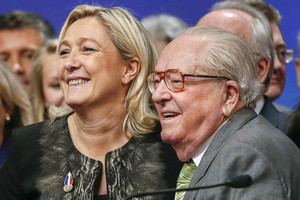Prezidento postą nusižiūrėjusi Marine Le Pen nekenčiamo tėvo prašo atverti piniginę