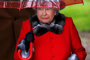 Jungtinės Karalystės karalienė Elizabeth II pasielgė taip, kaip nedrįso 28 metus