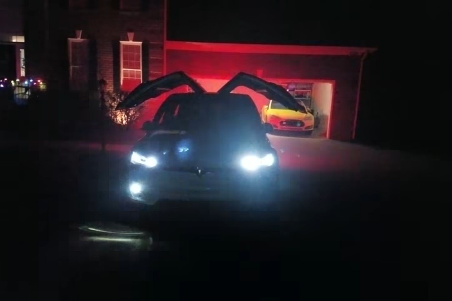 „Tesla Model X“ savininkai per šventes gali mėgautis efektingu šou.<br>Ekrano nuotr.