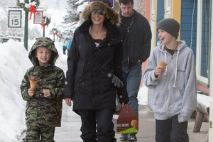 Angelina Jolie vėl šypsosi: Naujuosius su vaikais sutiko slidinėdama