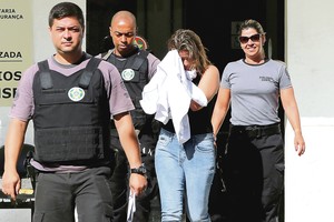 Diplomato žmona sutuoktinį nugalabijo iš meilės meilužiui