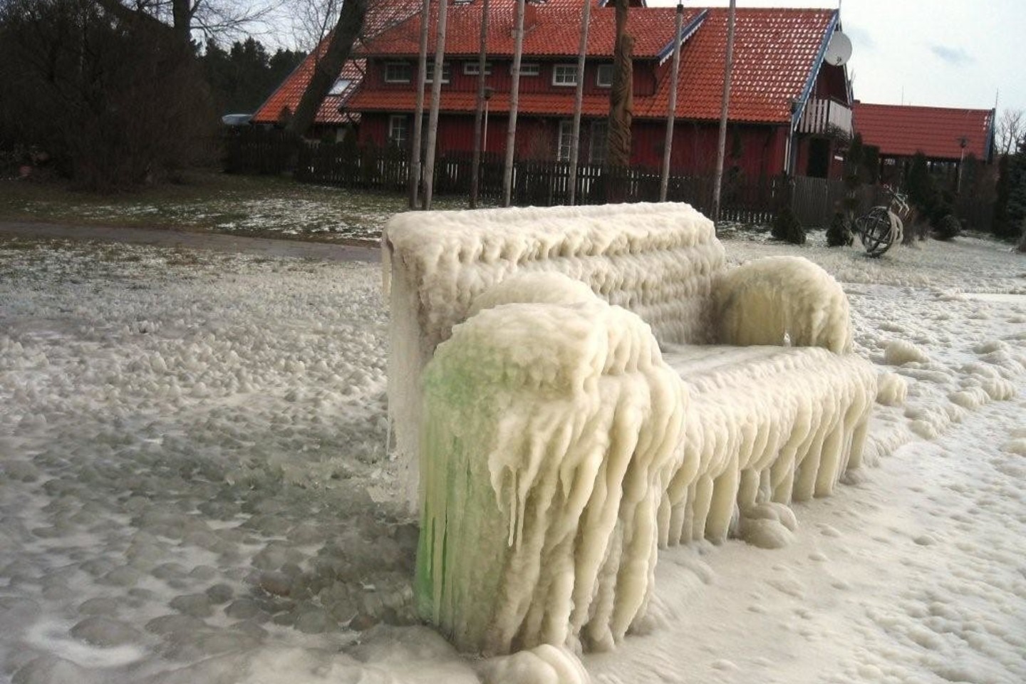 Nidą sukaustė ledas.