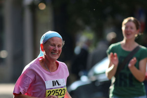 84 metų triatlonininkė vienuolė pasaulį stebina savo ištverme