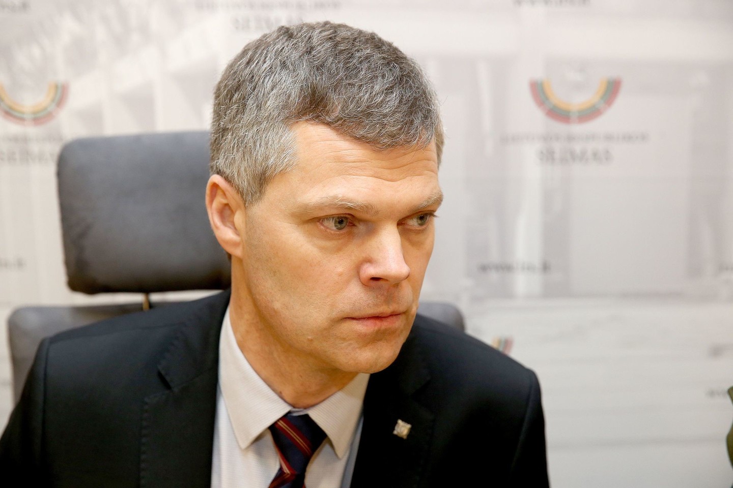 Nors, pasak D.Jauniškio, kol kas dėl to nesulaukta skundų, bet grėsmių esą yra visą laiką, todėl VSD visuomenę šviečia informaciniais klipais.