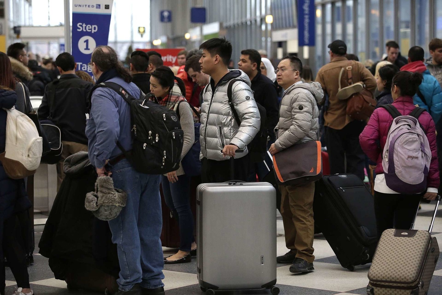 JAV muitinės tarnybos sistemos gedimas privertė tūkstančius keleivių visoje šalyje ilgai laukti eilėse, kol jiems bus suteiktas leidimas oficialiai pateikti į Amerikos teritoriją, pirmadienį pranešė pareigūnai ir žiniasklaida.<br>AFP/ Scanpix nuotr.
