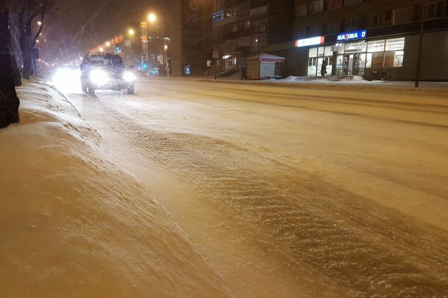 Šiaulių gatvės trečiadienio vakarą smarkiai apsnigtos.