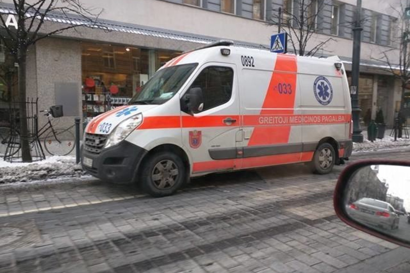 Medikus užsipuolė blogai pasijutusi moteris: prireikė policijos pagalbos.