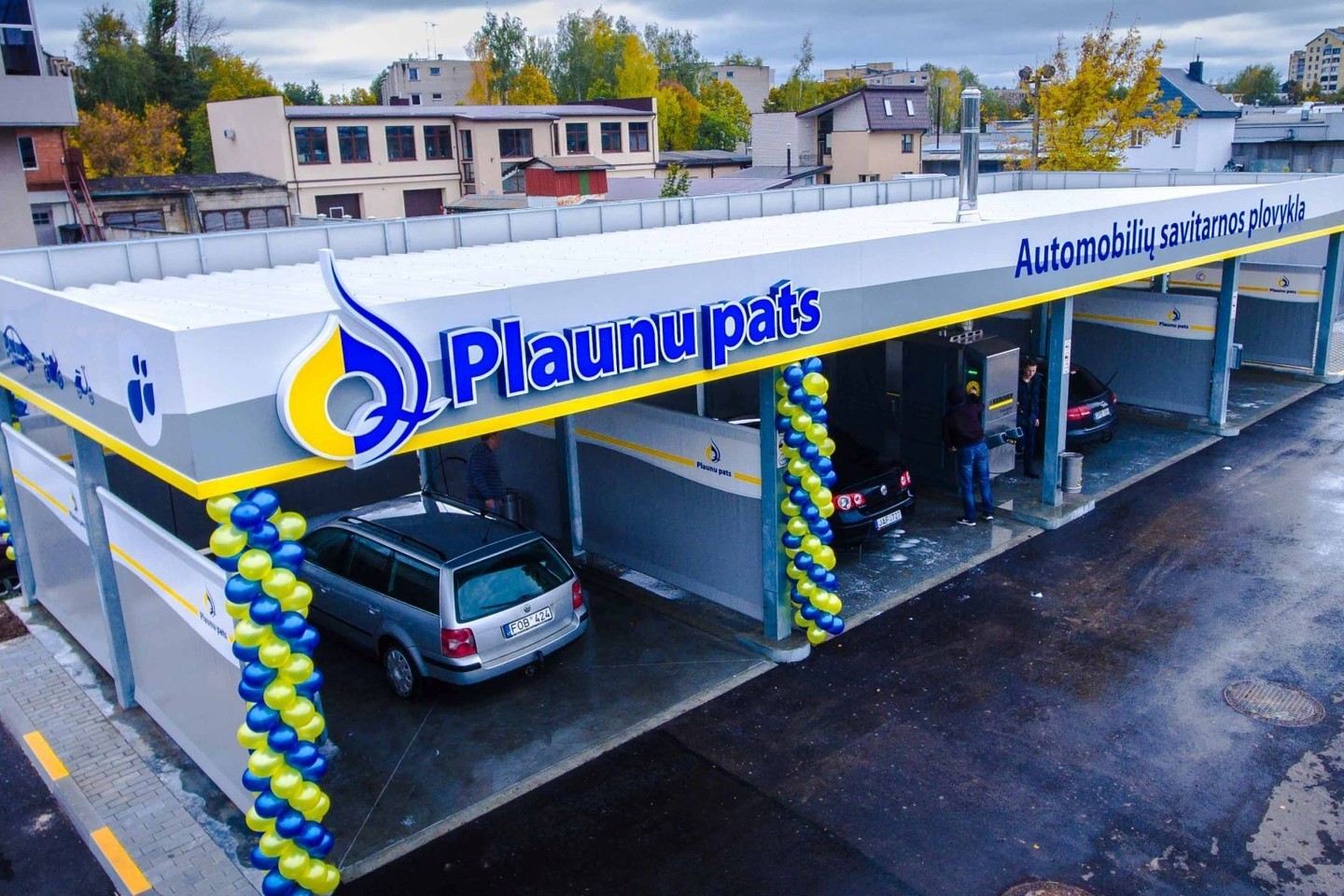 Šiose savitarnos plovyklose automobilį plauti galima įprastu būdų arba bekontakčiu būdu.
