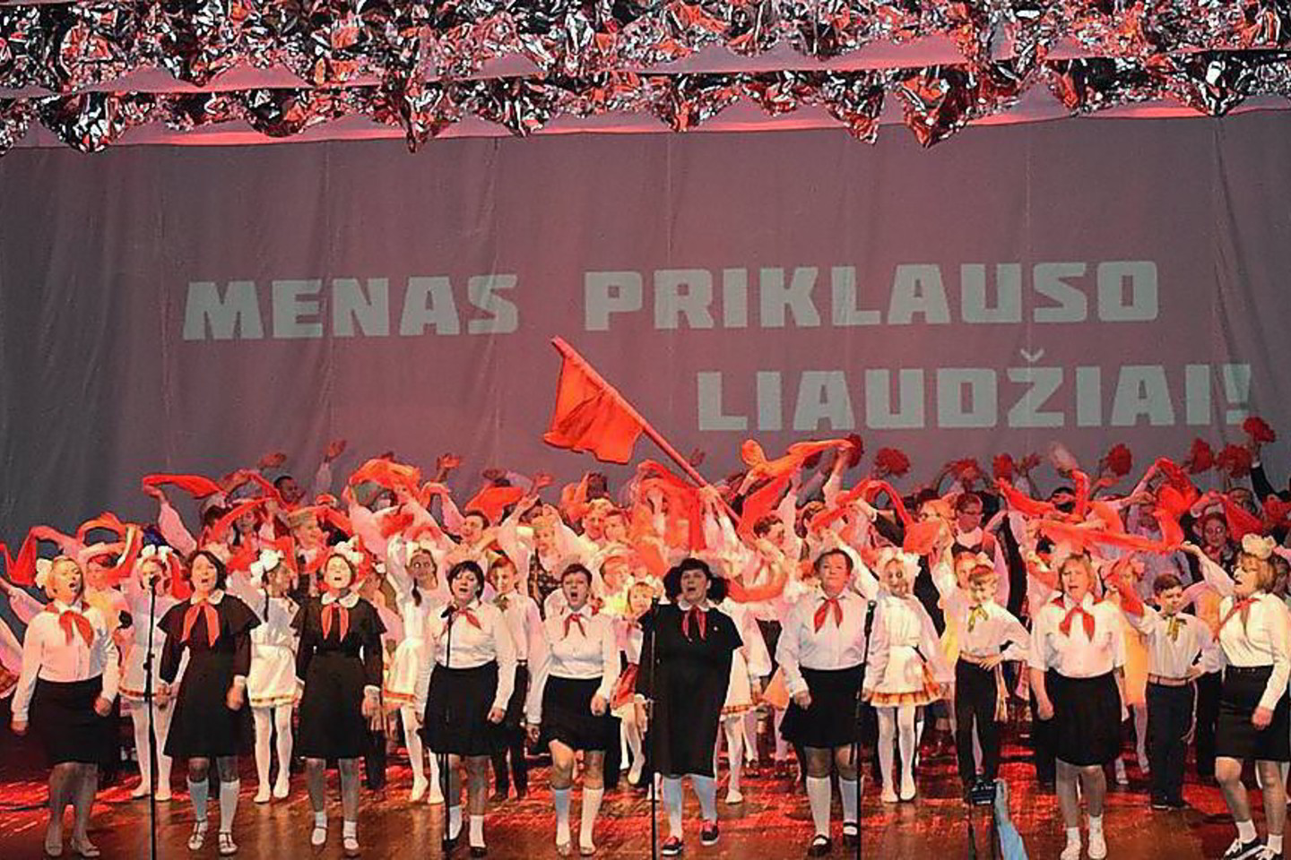Dar triukšmingesnė istorija neseniai nutiko Ignalinoje, kur Kultūros ir sporto centro darbuotojai surengė linksmą spektaklį, skirtą įstaigos 40-mečiui ir jos istorijai.