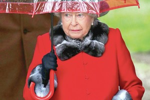 Karalienė Elizabeth II per plauką išvengė tragedijos