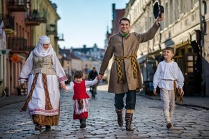 Laura ir Visvaldas Varžinskai: „Tautinis kostiumas. Fakto nepaslėpsi – jis populiarėja!“